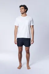 Short de baño negro de corte clásico y diseño liso, con cintura elástica.