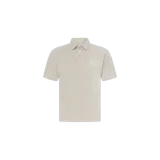 Remera polo Stone Island Ghost de color gris claro, de manga corta, con cuello camisero, cierre frontal con botones y un parche distintivo en el pecho.
