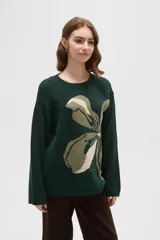 Sweater de punto jacquard con diseño floral abstracto, de corte holgado, cuello redondo y manga larga.