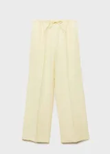 Pantalón de lino color amarillo claro, de corte recto y tiro medio, con cintura elástica ajustable con lazo.