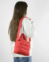 Bandolera azul acolchada con correa ajustable y asa de mano.