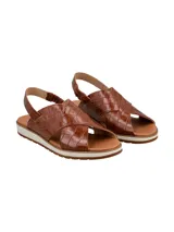 Sandalia de cuero con textura efecto cocodrilo en color marrón cognac. Presenta tiras cruzadas en el empeine, tira trasera con elástico y una suela plana de goma con plataforma bicolor.