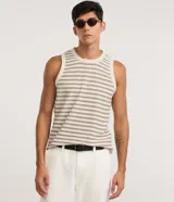 Musculosa de punto texturizado de la marca Marfinno, color beige con rayas horizontales finas en tono oscuro, de corte sin mangas con cuello redondo.
