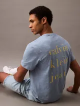 Remera celeste de manga corta con logo de Calvin Klein Jeans estampado en amarillo.