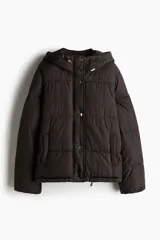 Campera puffer con capucha, cierre frontal y solapa con botones a presión. Cuenta con bolsillos laterales, elástico en puños y cordón de ajuste en capucha y bajo.