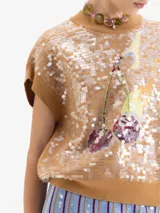 Chaleco de tejido de punto color marrón con diseño holgado, cuello redondo y sisas amplias. Presenta un estampado frontal de cerezas con llamas, completamente bordado con lentejuelas brillantes.