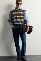 Chaleco regular fit de punto tejido en hilatura de lino, con diseño de patrones geométricos multicolor en tonos azul, verde, amarillo y rojo. Presenta cuello en V, manga sisa y acabados en rib. Colección especial Aaron Levine x Zara.