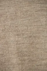 Poncho de tejido de punto con cuello alto y aberturas laterales para los brazos, de diseño holgado y minimalista.