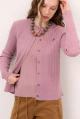 Cardigan tejido de punto con diseño de ochos, color celeste, de manga larga.