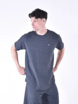 Remera gris con textura de líneas horizontales y corte regular.