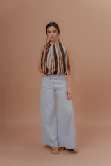 Pantalon de silueta amplia y tiro medio, de color celeste, con bolsillos laterales y traseros, ideal para los dias de verano.