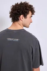 Remera de algodón color marrón con efecto lavado, corte oversize y estampa pequeña en el pecho.