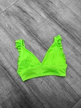 Top de bikini verde neón con escote en V y tirantes con volados.