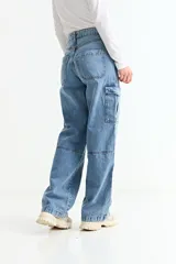 Jean cargo de tiro medio y corte recto, confeccionado en denim azul claro. Presenta bolsillos laterales tipo cargo, costuras horizontales a la altura de la rodilla y bolsillos traseros clásicos.