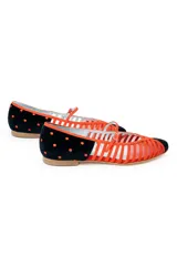Bailarinas de piel bicolor, con pulsera y múltiples calados. La parte delantera lleva una rejilla transparente roja. La punta y el talón son de terciopelo de seda negro con lunares rojos.