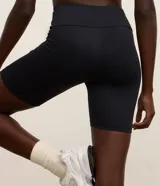Bermuda deportiva Get Over de tiro alto, confeccionada en poliamida y elastano, de color negro y diseño liso.