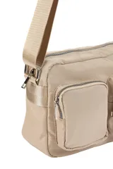 Bandolera de nylon color bordó, con correa ajustable, compartimento principal con cierre y dos bolsillos frontales con cierre.
