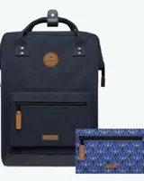 Mochila Cabaia modelo Adventurer Zurich, color azul marino con detalles en cuero sintético color suela. Cuenta con un compartimento principal con cierre, bolsillo frontal con cierre, asas superiores y correas ajustables.