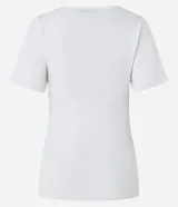 Blusa de manga corta confeccionada en tejido de viscosa texturizado, con escote en V profundo que presenta un detalle de aro metálico central.