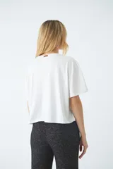 Remera básica de corte oversize, con escote redondo y mangas cortas, de diseño liso y holgado.
