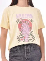 Remera negra de manga corta, corte recto, con estampado frontal que dice "LOVE MORE" con corazones estilizados.