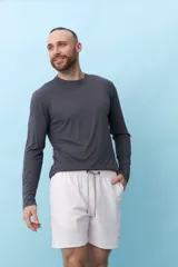 Remera de manga larga color gris.