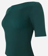Blusa básica de punto Marfinno, color marfil, de corte ajustado, con elegante escote bote y mangas cortas.