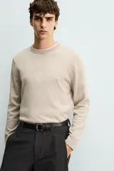 Sweater de punto regular fit fabricado en lana, color gris oscuro, con cuello redondo y manga larga. Cuenta con puños y cintura acanalados.