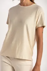 Remerón de manga corta, cuello redondo y calce oversize, en tejido de punto con brillo sutil.