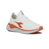 Championes deportivos Diadora modelo Adriatic, color blanco con detalles en naranja vibrante. Presentan un diseño de tejido de punto (knit) sin costuras, cordones blancos y una suela gruesa con amortiguación texturizada en blanco y naranja. El logo de Diadora en naranja se encuentra en el lateral.