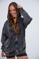 Cardigan negro con efecto acid wash, cierre frontal, capucha y bolsillos laterales.