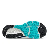 Championes de running New Balance modelo 880, color turquesa con detalles en amarillo y blanco. Presentan tecnología Fresh Foam en la entresuela para mayor amortiguación y logo lateral característico.