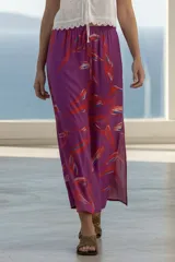 Falda midi de viscosa color fucsia con estampado de hojas rojas y azules.