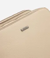 Cartera bandolera mediana Satinato de PU color beige, con diseño estructurado, múltiples compartimentos con cierre de cremallera, herrajes oscuros y correa de gros ajustable.