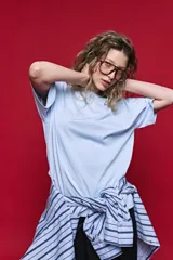 Remera de algodón con corte boxy fit, silueta amplia, hombros caídos y aberturas laterales.