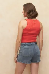 Short de jean de tiro alto color azul, con cuatro bolsillos frontales con botón.