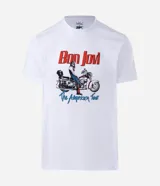 Remera de algodón color blanco con estampado frontal de la banda Bon Jovi y la leyenda The American Tour. Presenta cuello redondo y mangas cortas con un corte regular.
