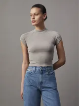 Campera bomber color blanco, acolchada con patrón de rombos, cuello, puños y ruedo acanalados, cierre frontal con cremallera y logo de la marca en el pecho.