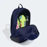 Mochila deportiva Adidas de color azul marino, con tres franjas blancas verticales en el panel frontal y el logo de la marca en la parte inferior. Posee bolsillos laterales de malla y un compartimento inferior con cierre.
