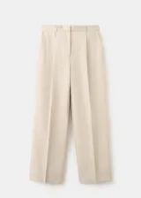 Pantalón de vestir de tiro medio, corte recto y largo, confeccionado en mezcla de lino y viscosa. Cuenta con trabillas en la cintura, dos bolsillos laterales y cierre frontal con gancho y cremallera.