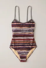 Malla enteriza con diseño de rayas horizontales en tonos bordó, naranja, violeta y beige, tirantes finos dobles y ribetes plateados.