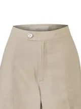 Pantalón de tiro medio color beige, confeccionado en mezcla de lino y viscosa. Presenta un corte recto con aberturas laterales en el bajo y cierre frontal con botón.