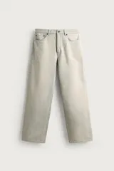 Jeans baggy fit de corte holgado confeccionados en denim de algodón con efecto lavado claro y cinco bolsillos.