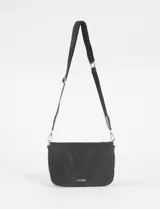 Bandolera negra con correa larga regulable y logo de la marca en el frente.