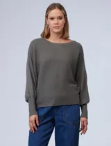 Buzo marca Cupio de tejido acanalado color azul. Tiene mangas largas estilo dolman y aplique de botones en la espalda.