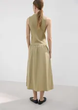 Vestido midi color tostado, con cuerpo superior de punto sin mangas con cuello alto y falda larga de tejido plano con vuelo.
