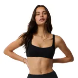Corpiño de bikini Rip Curl modelo Premium Surf Multi Fit Crop, color negro, con diseño acanalado, escote recto y tirantes anchos.