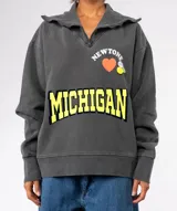 Buzo de algodón gris oscuro con lavado suave, cuello tipo trucker con cierre frontal y mangas largas. Presenta apliques decorativos: la palabra "NEWTONE" en blanco sobre un corazón naranja, un limón y la palabra "MICHIGAN" en amarillo con borde negro.