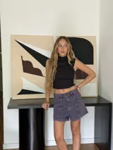 Short de jean negro con tiro alto, corte semi baggy y bolsillos delanteros.