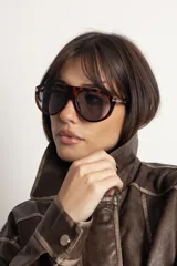 Lentes de sol con armazón de diseño aviador en estampado carey y cristales oscuros con protección UV400.